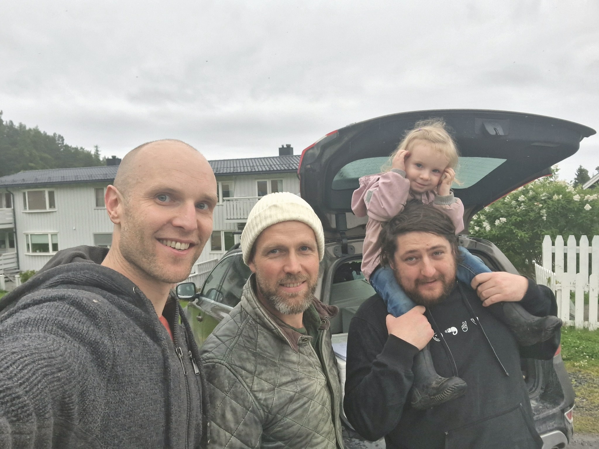 Team fra Vennskapsgård med barn ved bil