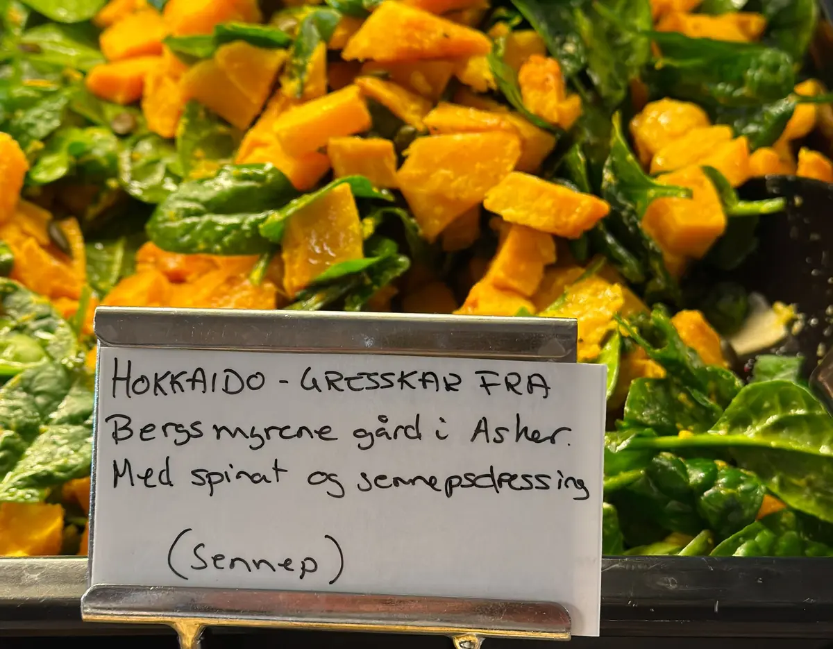 Hokkaido-gresskar fra Bergsmyrene gård i Asker, servert med spinat og sennepsdressing