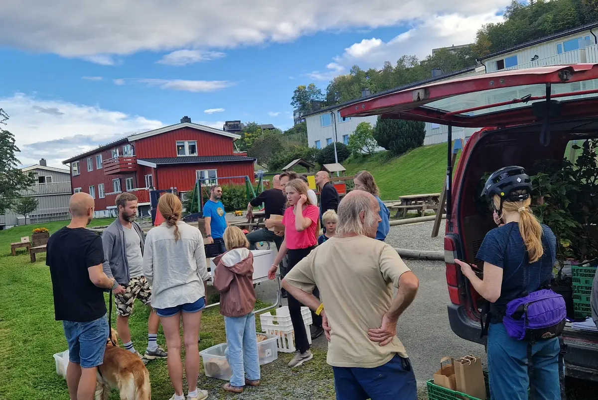 Folk henter varer fra bonden i nabolaget